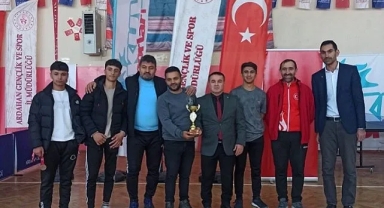 Eyüp Sabri Çarmıklı lisesi teniste derece yaptı