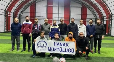 Hanak müftülüğü din görevlileri halı sahada ter attı