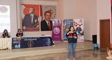 Jandarma, ARÜ'de siber zorbalık semineri verdi
