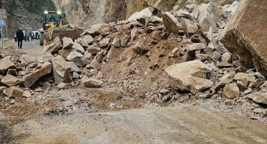Artvin-Ardahan kara yolunda heyelan