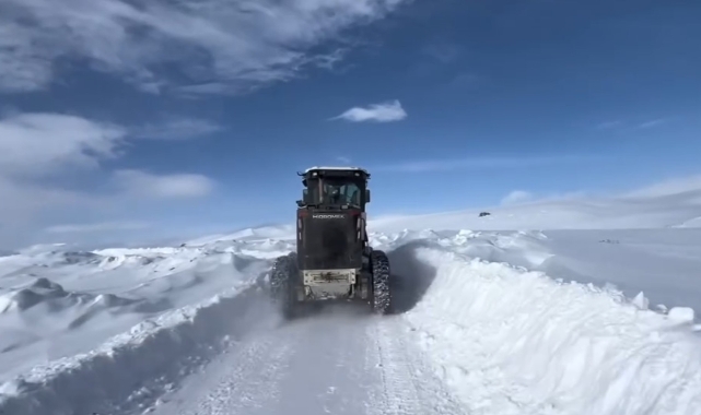 Kapanan köy yolları açılmaya başlandı