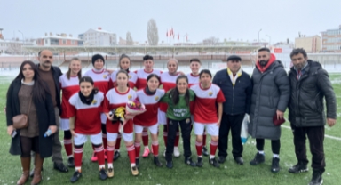 Kızların futbol aşkı kar engelini tanımadı