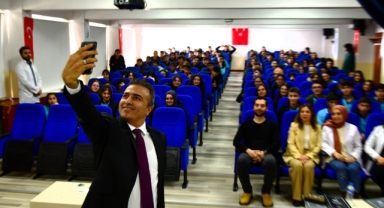 Vali Çiçek, gençlere ayak uydurdu