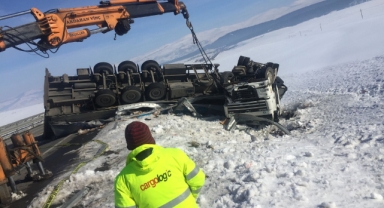 Ardahan’da buzlanma nedeniyle tır devrildi