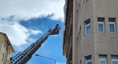 İtfaiye ekipleri, tehlikeli buz sarkıtlarını temizliyor