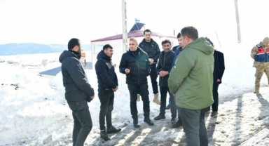 Vali Çiçek, çığ nedeniyle hasar gören konut ve ahırlarda incelemede bulundu