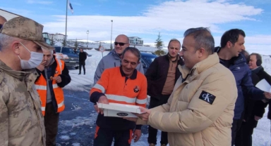 Vali Çiçek, kar savaşçılarının çalışmalarını denetledi
