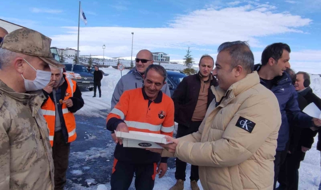 Vali Çiçek, kar savaşçılarının çalışmalarını denetledi