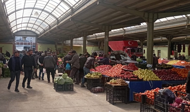 Halk pazarında Ramazan yoğunluğu
