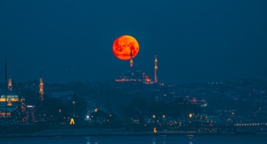 İstanbul’da eşsiz dolunay manzarası mest etti