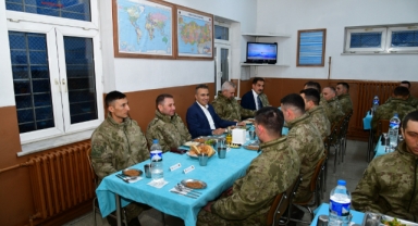 Vali Çiçek, Aktaş Hudut Karakolunda Mehmetçikle iftar yaptı