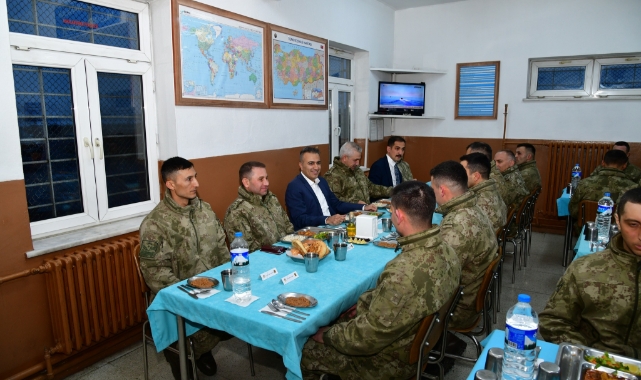 Vali Çiçek, Aktaş Hudut Karakolunda Mehmetçikle iftar yaptı