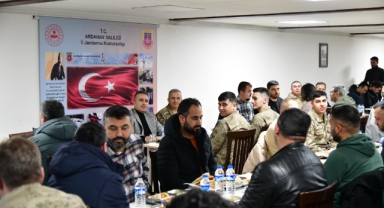 Vali Çiçek, Jandarma personeliyle birlikte iftar açtı
