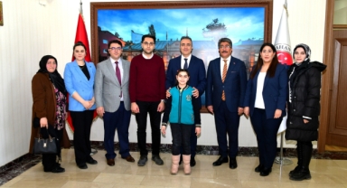 Vali Çiçek, Kütüphane Haftası'nda Okuyucuları Ödüllendirdi