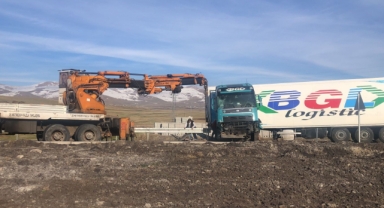 Ardahan’da tır bariyerlere çarptı