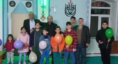 Müftü, camiye gelen çocuklara balon dağıttı