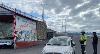 Trafik ekipleri, sürücülere bayram şekeri ikramında bulundu
