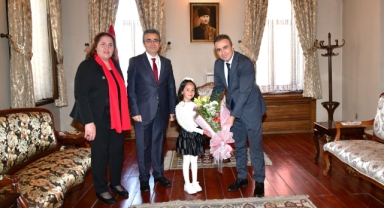 Vali Çiçek koltuğunu küçük Zeynep'e devretti