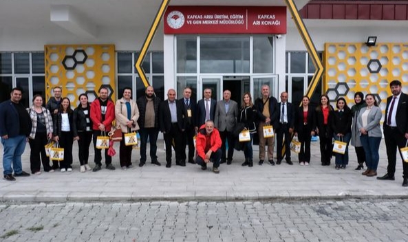 Arıcılık Çalıştayı Katılımcıları Kafkas Arı Konağı'nda