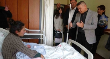 Emniyet müdüründen Anneler Günü'nde bebeklerine kavuşan çifte ziyaret
