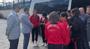 Öğrenciler Türkiye Yarı Finalleri Futsal Turnuvası İçin Giresun'a Uğurlandı
