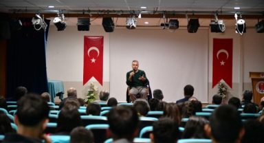 Vali Çiçek, Öğrencilerle Başarı Hikayelerini Paylaştı