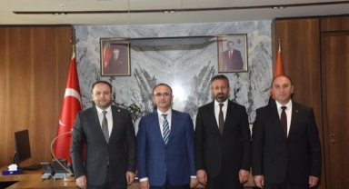 Vekil Koç ve Yerel Yöneticiler, Karayolları ve TOKİ Yöneticileriyle görüştü