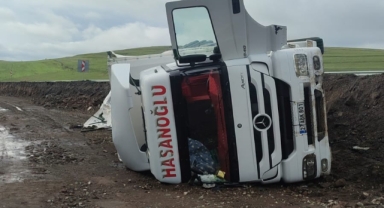Yoldan çıkan Tır kaza yaptı!