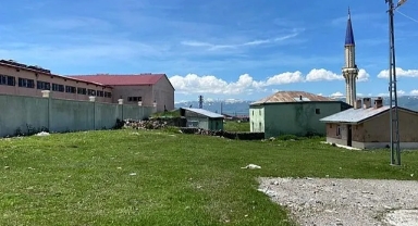 Cami yanına yapılan ahır halkın tepkisini çekti