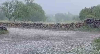 Ceviz büyüklüğünde dolu yağdı