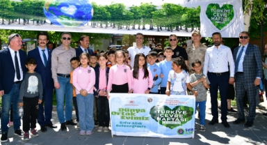 Vali Çiçek, Çevre Temizliği Yürüyüşüne Katıldı