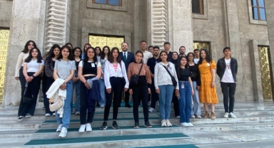 Vekil Koç, Hanaklı öğrencilere meclisi gezdirdi