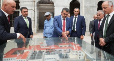 Bakan Tekin, tarihî okullarda incelemelerde bulundu