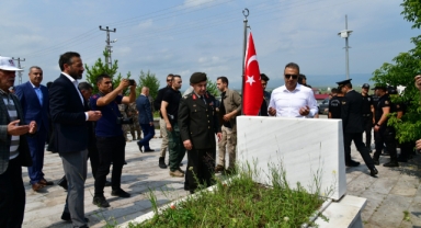 Vali Çiçek, şehit kabirlerine karanfiller bıraktı