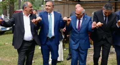 Vali Çiçek, vatandaşlarla birlikte halay çekti.