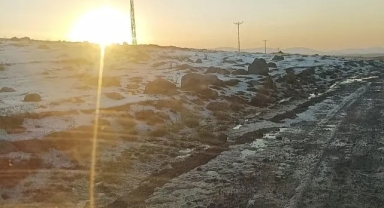 Ardahan’ı dolu vurdu, arazi ve yollar beyaza büründü