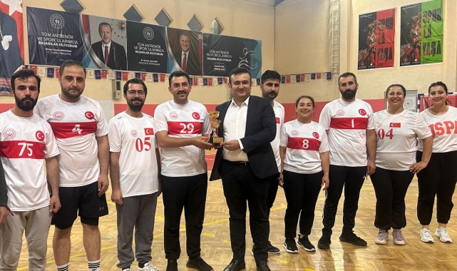 Çetinkaya Voleybol Turnuvası Ödüllerini Takdim Etti