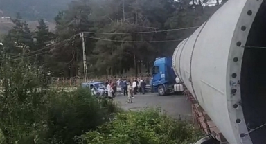 Virajı Alamayan TIR Posof’ta Trafiği Kilitledi