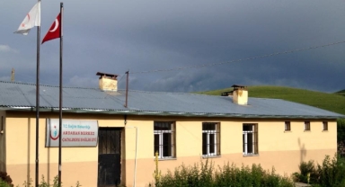 Bayrakları Dalgalanıyor, Kapıları Kapalı