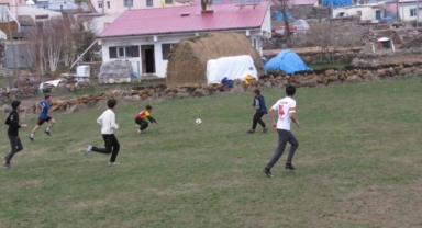Gençler Yeşil Sahada Değil, Çayırlarda!