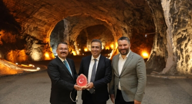 Vali Çiçek ve Beraberindeki Heyet Iğdır Tuz Mağaralarını İnceledi