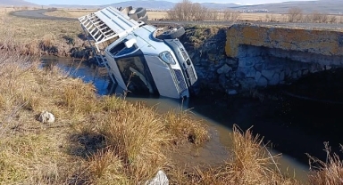 Virajı Alamayan Kamyonet Devrildi: 1 Kişi Yaralandı