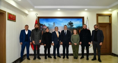 Ardahan Vakfı Heyeti Vali Çiçek'i Makamında Ziyaret etti