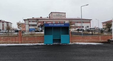 Göle'de dolmuş durakları yenilendi