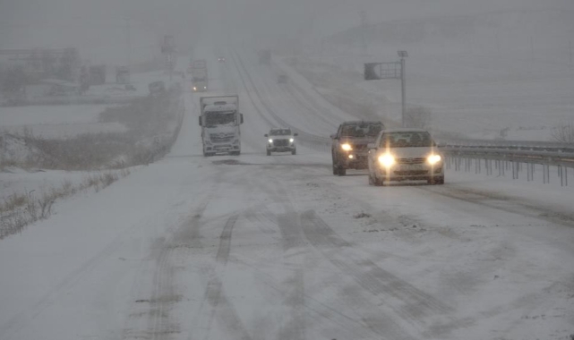 Kar yağışı nedeniyle 8 köy yolu, ulaşıma kapandı