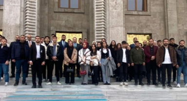 Vekil Koç, Ardahan’dan gelen gençleri TBMM'de misafir etti