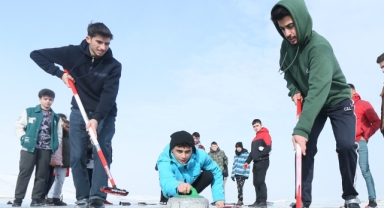 Çıldır Gölü’nde Curling Keyfi: Doğal Buz Üzerinde Antrenman