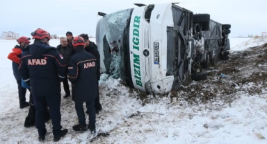 Kars’ta Yolcu Otobüsü Şarampole Yuvarlandı