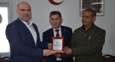 Muhtarlardan Genel Sekreter Murat Bilal Emin'e Anlamlı Ödül