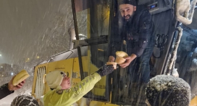 Posof'ta Yolda Kalanlara Çorba ve Kumanya Desteği